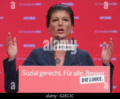 Sahra Wagenknecht, Vorsitzende der Fraktion der Partei Die Linke im Bundestag, während die Föderale Partei Konferenz der Linkspartei.PDS in Magdeburg, Deutschland, 29. Mai 2016. Während der zweitägigen Konferenz will Die Linke über die weitere Richtungen entscheiden. Foto: PETER ENDIG/dpa Stockfoto