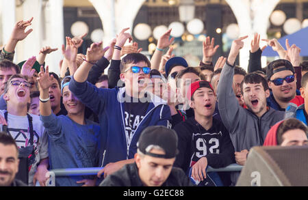 Leon, Spanien. 29. Mai 2016. Öffentliche Encurage im Halbfinale der Freestyle-Schlacht "RedBull Batalla de Los Gallos ("Schlacht von Roosters") am Hauptplatz am 29. Mai 2016 in Leon, Spanien. Bildnachweis: David Gato/Alamy Live-Nachrichten Stockfoto