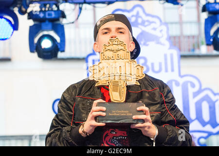 Leon, Spanien. 29. Mai 2016. Spanisch-MC 'FJ' gewinnt das Halbfinale des Freestyle Battle "RedBull Batalla de Los Gallos ("Schlacht von Roosters") am Hauptplatz am 29. Mai 2016 in Leon, Spanien. Bildnachweis: David Gato/Alamy Live-Nachrichten Stockfoto