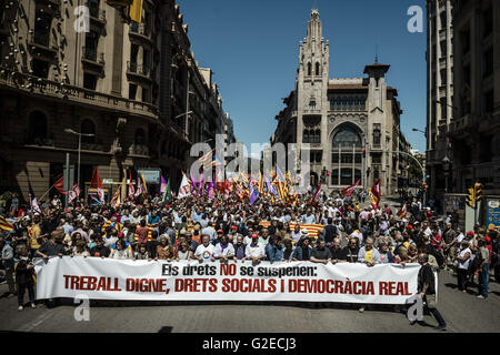 Barcelona, Katalonien, Spanien. 29. Mai 2016. Verschiedenen Tausende Demonstranten marschieren hinter ihren Bannern zum protest gegen Beschwerden der spanischen Verfassung und für die Unabhängigkeit Kataloniens durch Barcelona © Matthias Oesterle/ZUMA Draht/Alamy Live News Stockfoto