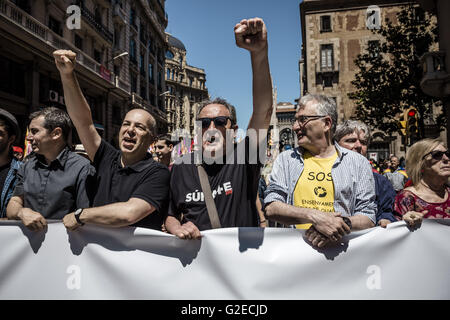 Barcelona, Katalonien, Spanien. 29. Mai 2016. Pro-Unabhängigkeit Demonstranten rufen Parolen gegen Beschwerden der spanischen Verfassung und für die Unabhängigkeit Kataloniens zu protestieren, wie sie durch Barcelona marschieren © Matthias Oesterle/ZUMA Draht/Alamy Live News Stockfoto