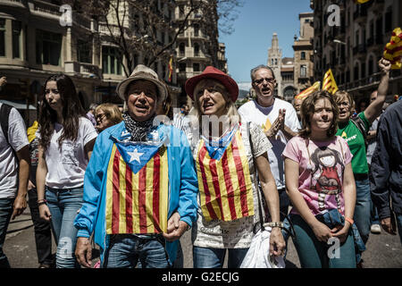 Barcelona, Katalonien, Spanien. 29. Mai 2016. Pro-Unabhängigkeit Demonstranten rufen Parolen gegen Beschwerden der spanischen Verfassung und für die Unabhängigkeit Kataloniens zu protestieren, wie sie durch Barcelona marschieren © Matthias Oesterle/ZUMA Draht/Alamy Live News Stockfoto