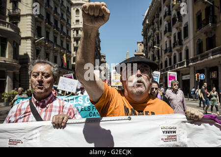 Barcelona, Katalonien, Spanien. 29. Mai 2016. Pro-Unabhängigkeit Demonstranten rufen Parolen gegen Beschwerden der spanischen Verfassung und für die Unabhängigkeit Kataloniens zu protestieren, wie sie durch Barcelona marschieren © Matthias Oesterle/ZUMA Draht/Alamy Live News Stockfoto