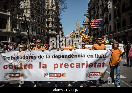 Barcelona, Katalonien, Spanien. 29. Mai 2016. Pro-Unabhängigkeit Arbeiter marschieren hinter ihr Banner zum protest gegen Beschwerden der spanischen Verfassung und für die Unabhängigkeit Kataloniens durch Barcelona © Matthias Oesterle/ZUMA Draht/Alamy Live News Stockfoto