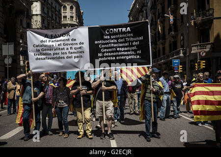 Barcelona, Katalonien, Spanien. 29. Mai 2016. Pro-Unabhängigkeit Demonstranten marschieren mit ihren Banner zum protest gegen Beschwerden der spanischen Verfassung und für die Unabhängigkeit Kataloniens durch Barcelona © Matthias Oesterle/ZUMA Draht/Alamy Live News Stockfoto