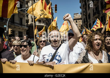 Barcelona, Katalonien, Spanien. 29. Mai 2016. Pro-Unabhängigkeit Demonstranten rufen Parolen gegen Beschwerden der spanischen Verfassung und für die Unabhängigkeit Kataloniens zu protestieren, wie sie durch Barcelona marschieren © Matthias Oesterle/ZUMA Draht/Alamy Live News Stockfoto