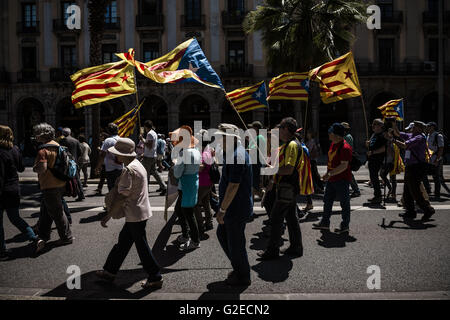 Barcelona, Katalonien, Spanien. 29. Mai 2016. Pro-Unabhängigkeit Demonstranten marschieren mit ihren wehenden Fahnen zum protest gegen Beschwerden der spanischen Verfassung und für die Unabhängigkeit Kataloniens durch Barcelona © Matthias Oesterle/ZUMA Draht/Alamy Live News Stockfoto