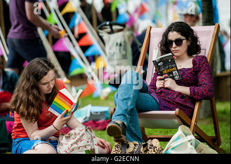 Hay on Wye, UK. Sonntag 29 Mai 2016 Bild: Menschen entspannen in der Sonne bei Heu Re: die 2016 Hay Festival statt bei Hay on Wye, Powys, Wales Credit: D Legakis/Alamy Live News Stockfoto