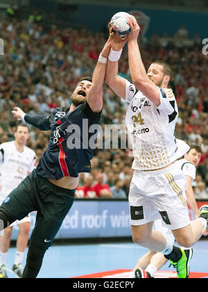 Köln, Deutschland. 29. Mai 2016. PSG Luka Karabatic (l) und Kieler Ilija Brozovic in Aktion während der Handball Champions League EHF Final vier 3. Platz zwischen Paris St. Germain und THW Kiel in der Lanxess Arena in Köln, 29. Mai 2016 übereinstimmen. Foto: MARIUS BECKER/Dpa/Alamy Live News Stockfoto