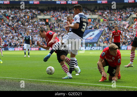Wembley Stadium, London, UK. 29. Mai 2016. Skybet Liga ein Play-off-Finale. Barnsley gegen Millwall. Barnsley Josh Scowen und Millwalls Joe Martin kollidieren © Action Plus Sport/Alamy Live News Stockfoto