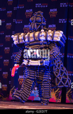 London, UK. 29. Mai 2016. Darth Vader mit einem Kostüm aus Luftballons. Cosplayer während einer Maskerade-Veranstaltung auf der Bühne am letzten Tag des MCM London ComicCon im Excel Exhibition Centre. Bildnachweis: Lebendige Bilder/Alamy Live-Nachrichten Stockfoto