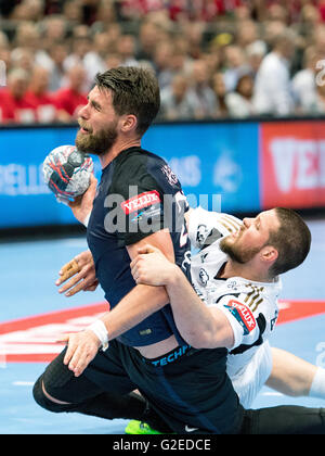 Köln, Deutschland. 29. Mai 2016. Kieler Ilija Brozovic (r) und PSG Luka Karabatic in Aktion während der Handball Champions League EHF Final vier 3. Platz zwischen Paris St. Germain und THW Kiel in der Lanxess Arena in Köln, 29. Mai 2016 übereinstimmen. Paris gewinnt 29: 27. Foto: MARIUS BECKER/Dpa/Alamy Live News Stockfoto