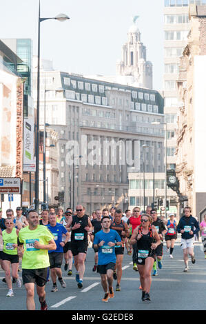 Liverpool, Vereinigtes Königreich. 29. Mai 2016.  Läufer in der halb-Marathon-Veranstaltung entlang Tithebarn Straße. Bildnachweis: Steven Sheppardson/Alamy Live-Nachrichten Stockfoto