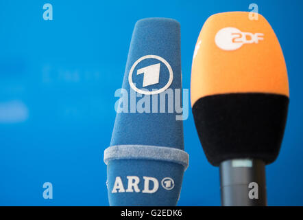 Berlin, Deutschland. 2. Mai 2016. Die Micrphones von Boadcasting und Fernsehsendern (L-R) ARD und ZDF sind vor einer Pressekonferenz in Berlin, Deutschland, 2. Mai 2016 nebeneinander angeordnet. Foto: Soeren Stache/Dpa/Alamy Live News Stockfoto