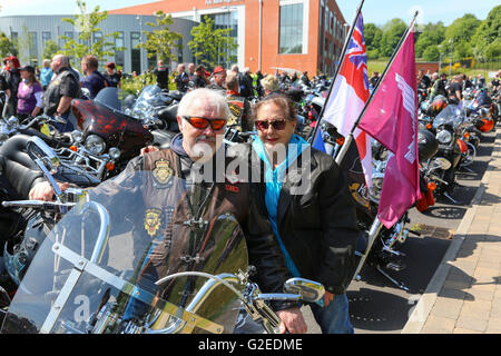 Glasgow, Vereinigtes Königreich. 29. Mai 2016. Motorradfahrer aus ganz Schottland traf am Erskine in der Nähe von Glasgow für eine Motorrad-Rallye zur Unterstützung von Erskine Krankenhaus zum Militärveteranen. Es wurde geschätzt, dass mehr als 1000 Motorräder in einer Parade um Erskine teilnahmen vor dem Abschluss auf dem Gelände des Erskine Krankenhaus für einen Nachmittag Sommerfest. Bildnachweis: Findlay/Alamy Live-Nachrichten Stockfoto