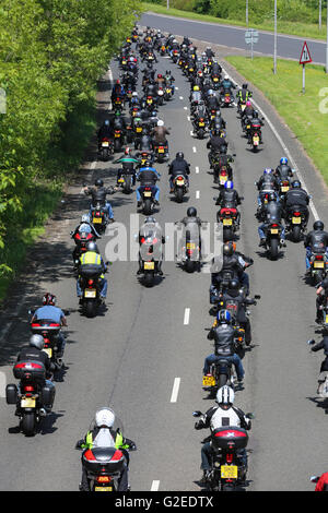 Glasgow, Vereinigtes Königreich. 29. Mai 2016. Motorradfahrer aus ganz Schottland traf am Erskine in der Nähe von Glasgow für eine Motorrad-Rallye zur Unterstützung von Erskine Krankenhaus zum Militärveteranen. Es wurde geschätzt, dass mehr als 1000 Motorräder in einer Parade um Erskine teilnahmen vor dem Abschluss auf dem Gelände des Erskine Krankenhaus für einen Nachmittag Sommerfest. Bildnachweis: Findlay/Alamy Live-Nachrichten Stockfoto