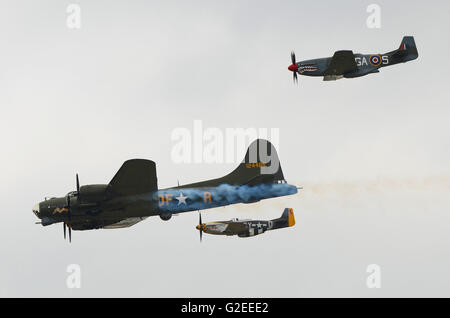 Duxford Airshow Flugzeug. B-17 und P-51 Escort Stockfoto