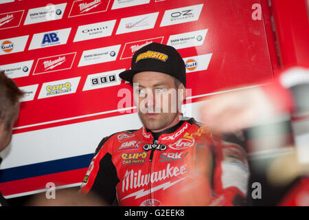 Donington Park, Derby, UK. 29. Mai 2016 #25 Josh Brookes in seiner Grube Garage nach Morgen Aufwärmen Credit: Steven Reh/Alamy Live News Stockfoto