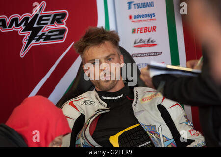 Donington Park, Derby, UK. 29. Mai 2016 #2 Leon Camier in seiner Grube Garage nach Morgen Aufwärmen Credit: Steven Reh/Alamy Live News Stockfoto