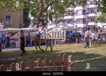 Berlin, Deutschland. 29. Mai 2016. Welt-Play-Day und Kindertag am Alexanderplatz, Berlin, Deutschland. Frühling in Westend: Bezirk Festival und Kunsthandwerk-Markt in Charlottenburg, Berlin, Deutschland 29.05.2016. Musik, Menschen, die einen schönen Tag genießen. Bildnachweis: Aitor Diago Sanchez/Alamy Live-Nachrichten Stockfoto