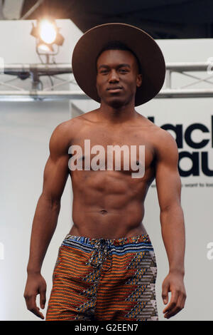 London, England. 29. Mai 2016. Afro-Haar & Schönheit zeigen Live 2016. Ein männliches Model in Hut und Hose posiert auf dem Laufsteg und setzt die Afro Afro Haar & Schönheit zeigen Live 2016 Kredit: Peter Hogan/Alamy Live News Stockfoto