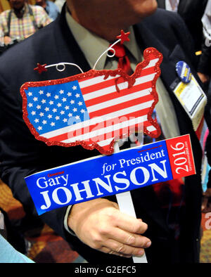 Orlando, Florida, USA. 29. Mai 2016. Ein Mann hält ein Gary Johnson für Präsident 2016 Zeichen auf 2016 Libertarian Nominating Convention im Rosen Centre Hotel in Orlando, Florida am 29. Mai 2016. Johnson, ein zwei Amtszeiten ehemaliger Gouverneur von New Mexico, gewann die libertären Nominierung des Präsidentschaftskandidaten auf einen zweiten Wahlgang mit 55,8 % der Stimmen. Bildnachweis: Paul Hennessy/Alamy Live-Nachrichten Stockfoto