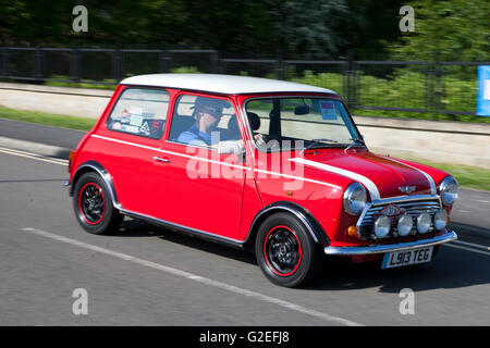 Mini Cooper. Klassik, Sport, Auto, Pendle, Lancashire, UK. 29. Mai 2016. Die Motoren brüllten in der rollenden Pennine Hills heute als Supersportwagen von klassisch bis zum heutigen Tag für die Charity-PowerFest angekommen treffen in Pendle. Bildnachweis: Cernan Elias/Alamy Live-Nachrichten Stockfoto