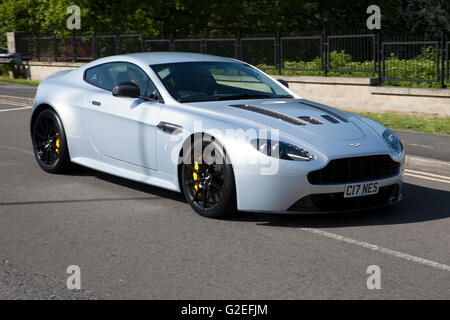 2017 blauer Aston Martin Vantage S V12, Vantage, db9, Classic, Sportwagen in Pendle, Lancashire, Großbritannien. Mai 2016. Die Motoren brüllten heute durch die rollenden Pennine Hills, als Superautos vom klassischen bis zum modernen Tag zum PowerFest Charity Meet in Pendle kamen. Stockfoto