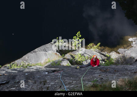 Seenplatte, UK. 29. Mai 2016. Ein Bergsteiger genießt das feine Feiertag Wetter während hoch über den Pool in Hodge enge Schiefer-Steinbruch in den Lake District-Kredit: Michael Buddle/Alamy Live News Stockfoto