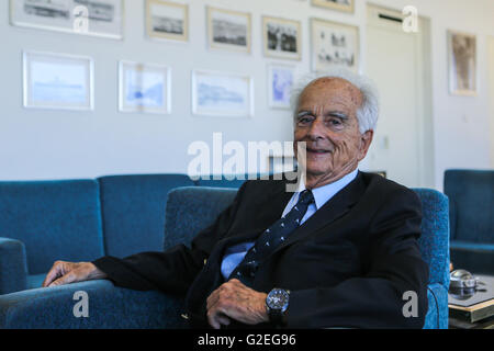 Athen, Griechenland. 16. Mai 2016. Andreas Ilias, Präsident des Vereins Griechenland-China spricht in einem Interview von Xinhua in seinem Büro am Hafen von Piräus, Griechenland, am 16. Mai 2016. In der Zielgeraden zum Abschluss des Piraeus Port Authority (PPA) Privatisierung im Juni Andreas Ilias, einer der Protagonisten in der griechischen Versand für Jahrzehnte und Präsident des Vereins Griechenland-China zeigte sich zuversichtlich, dass der Erfolg des Projekts beide Länder profitieren. © Lefteris Partsalis/Xinhua/Alamy Live-Nachrichten Stockfoto