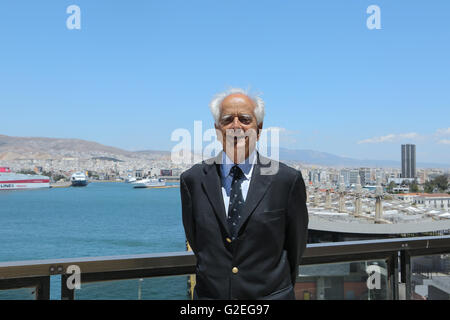 Athen, Griechenland. 16. Mai 2016. Andreas Ilias, Präsident des Vereins Griechenland und China stellt auf dem Balkon seines Büros mit Blick auf Hafen von Piräus, Griechenland, am 16. Mai 2016. In der Zielgeraden zum Abschluss des Piraeus Port Authority (PPA) Privatisierung im Juni Andreas Ilias, einer der Protagonisten in der griechischen Versand für Jahrzehnte und Präsident des Vereins Griechenland-China zeigte sich zuversichtlich, dass der Erfolg des Projekts beide Länder profitieren. © Lefteris Partsalis/Xinhua/Alamy Live-Nachrichten Stockfoto