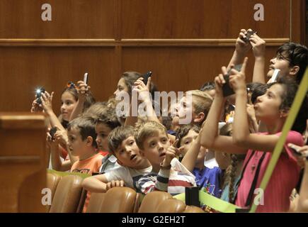 Bukarest, Rumänien. 29. Mai 2016. Kinder fotografieren bei ihrem Besuch in das Parlamentsgebäude in Bukarest, Hauptstadt Rumäniens am 29. Mai 2016. Das rumänische Parlament feierte durch das Öffnen der Türen kostenlos für Kinder und ihre Eltern am Sonntag den Internationalen Kindertag. © Gabriel Petrescu/Xinhua/Alamy Live-Nachrichten Stockfoto