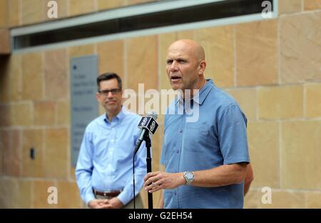 San Diego, CA, USA. 26. Mai 2016. SAN DIEGO The San Diego Padres zusammen mit Major League Baseball ausgestellt eine förmliche Entschuldigung nach Abschluss der Ermittlungen über letzte Woche Fehler, die in der San Diego Homosexuell Männer Chor nicht in der Lage, den Star Spangled Banner für Fans singen geführt. | Padres CEO Mike Dee, spricht zu den Medien mit Stephen Whitburn, links, executive Director der San Diego stolz, im Hintergrund. | John Gastaldo/San Diego Union-Tribune © John Gastaldo/San Diego Union-Tribune/ZUMA Draht/Alamy Live-Nachrichten Stockfoto