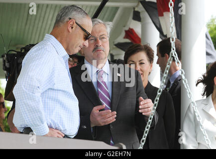 Dyersville, Iowa, USA. 26. Mai 2016. Hauptliga-Baseball-Kommissar Robert D. Manfred Jr. und Iowa Gouverneur Terry Branstad sprechen über den Film-Site in der Nähe von Dyersville, Iowa Donnerstag, 26. Mai 2016. © Kevin E. Schmidt/Quad-Stadt-Zeiten / ZUMA Draht/Alamy Live News Stockfoto