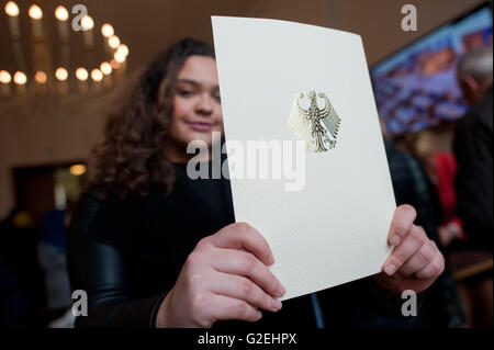 Berlin, Deutschland. 26. Mai 2016. Melissa hält den Ordner mit ihren Einbürgerungsurkunde im Rathaus Neukölln in Berlin, Deutschland, 26. Mai 2016. Foto: Klaus-Dietmar Gabbert/Dpa/Alamy Live News Stockfoto