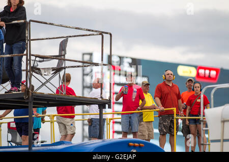 Concord, NC, USA. 29. Mai 2016. Concord, NC - 29. Mai 2016: Fans beobachten die Coca-Cola 600 auf dem Charlotte Motor Speedway in Concord, North Carolina. Bildnachweis: Csm/Alamy Live-Nachrichten Stockfoto