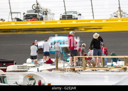 Concord, NC, USA. 29. Mai 2016. Concord, NC - 29. Mai 2016: Fans beobachten die Coca-Cola 600 auf dem Charlotte Motor Speedway in Concord, North Carolina. Bildnachweis: Csm/Alamy Live-Nachrichten Stockfoto