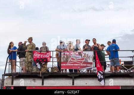 Concord, NC, USA. 29. Mai 2016. Concord, NC - 29. Mai 2016: Fans beobachten die Coca-Cola 600 auf dem Charlotte Motor Speedway in Concord, North Carolina. Bildnachweis: Csm/Alamy Live-Nachrichten Stockfoto