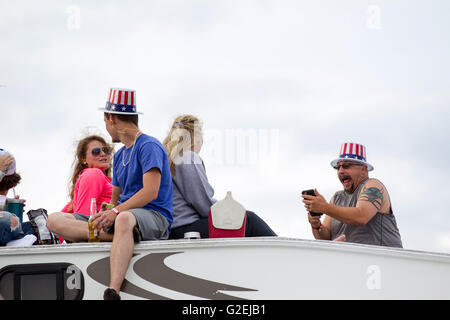 Concord, NC, USA. 29. Mai 2016. Concord, NC - 29. Mai 2016: Fans beobachten die Coca-Cola 600 auf dem Charlotte Motor Speedway in Concord, North Carolina. Bildnachweis: Csm/Alamy Live-Nachrichten Stockfoto