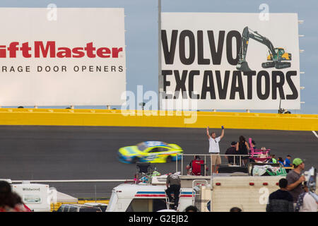 Concord, NC, USA. 29. Mai 2016. Concord, NC - 29. Mai 2016: Fans beobachten die Coca-Cola 600 auf dem Charlotte Motor Speedway in Concord, North Carolina. Bildnachweis: Csm/Alamy Live-Nachrichten Stockfoto