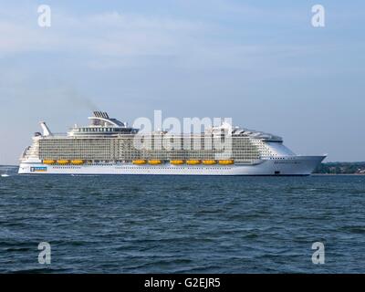 Southampton, UK. 29. Mai 2016. Harmonie der Meere fährt Southampton auf seinem Maiden Voyage Kredit: Roger Clark/Alamy Live News Stockfoto