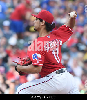 Arlington, Texas, USA. 28. Mai 2016. Yu Darvish (Rangers) MLB: Yu Darvish der Texas Rangers Stellplätze während der Major League Baseball Spiel gegen die Pittsburgh Pirates im Globe Life Park in Arlington in Arlington, Texas, Vereinigte Staaten von Amerika. © AFLO/Alamy Live-Nachrichten Stockfoto