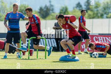 Kranzach, Österreich. 28. Mai 2016. Tschechische Nationalspieler Josef Sural (Mitte), David Lafata (links) und Trainer Michal Rukavicka (rechts) während eines Trainingslagers vor den Fußball Europameister in Kranzach, Österreich, 28. Mai 2016. © David Tanecek/CTK Foto/Alamy Live-Nachrichten Stockfoto