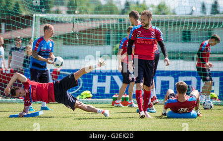 Kranzach, Österreich. 28. Mai 2016. Tschechische Nationalspieler Vladimir Darida (links) und Michal Kadlec (Mitte) während eines Trainingslagers vor den Fußball Europameister in Kranzach, Österreich, 28. Mai 2016. © David Tanecek/CTK Foto/Alamy Live-Nachrichten Stockfoto