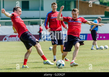 Kranzach, Österreich. 28. Mai 2016. Tschechische Nationalspieler David Lafata (L-R), Mailand-Skoda und Ladislav Krejci während eines Trainings vor der Fussball Europameister in Kranzach, Österreich, 28. Mai 2016. © David Tanecek/CTK Foto/Alamy Live-Nachrichten Stockfoto