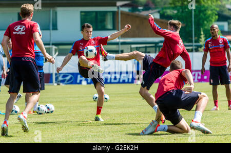 Kranzach, Österreich. 28. Mai 2016. Tschechische Nationalspieler David Lafata (2. von links) und Mailand Skoda (3. links) während eines Trainingslagers vor den Fußball Europameister in Kranzach, Österreich, 28. Mai 2016. © David Tanecek/CTK Foto/Alamy Live-Nachrichten Stockfoto