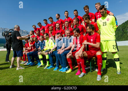 Tschechische Fußball-Team-Spieler posieren für die Fotografen während des Trainingslagers in Kranzach, vor der UEFA EURO 2016-Fußball-Europameisterschaft, moderiert von Frankreich. Vordere Reihe (L-R) David Lafata, Jaroslav Plasil, Assistent Zdenek Svoboda, Trainer Pavel Vrba, Torwart Petr Cech, Assistent Karel Krejci, Trainer Jan Stejskal, Tomas Rosicky, Tomas Sivok. In der mittleren Reihe (L-R) Tomas Vaclik, Daniel Kolar, Jiri Skalak, Vladimir Darida, Theodor Gebre Selassie, Michal Kadlec, Borek Dockal, Pavel Kaderabek, Lukas Marecek, Torwart Tomas Koubek. Zurück zu Rudern (L-R) Ladislav Krejci, Marek Suchy, Mailand Skoda, Patri Stockfoto