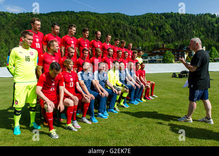 Tschechische Fußball-Team-Spieler posieren für die Fotografen während des Trainingslagers in Kranzach, vor der UEFA EURO 2016-Fußball-Europameisterschaft, moderiert von Frankreich. Vordere Reihe (L-R) David Lafata, Jaroslav Plasil, Assistent Zdenek Svoboda, Trainer Pavel Vrba, Torwart Petr Cech, Assistent Karel Krejci, Trainer Jan Stejskal, Tomas Rosicky, Tomas Sivok. In der mittleren Reihe (L-R) Tomas Vaclik, Daniel Kolar, Jiri Skalak, Vladimir Darida, Theodor Gebre Selassie, Michal Kadlec, Borek Dockal, Pavel Kaderabek, Lukas Marecek, Torwart Tomas Koubek. Zurück zu Rudern (L-R) Ladislav Krejci, Marek Suchy, Mailand Skoda, Patri Stockfoto