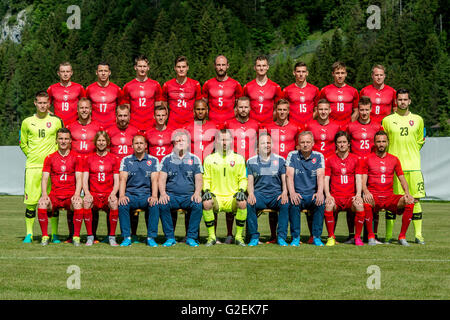 Tschechische Fußball-Team-Spieler posieren für die Fotografen während des Trainingslagers in Kranzach, vor der UEFA EURO 2016-Fußball-Europameisterschaft, moderiert von Frankreich. Vordere Reihe (L-R) David Lafata, Jaroslav Plasil, Assistent Zdenek Svoboda, Trainer Pavel Vrba, Torwart Petr Cech, Assistent Karel Krejci, Trainer Jan Stejskal, Tomas Rosicky, Tomas Sivok. In der mittleren Reihe (L-R) Tomas Vaclik, Daniel Kolar, Jiri Skalak, Vladimir Darida, Theodor Gebre Selassie, Michal Kadlec, Borek Dockal, Pavel Kaderabek, Lukas Marecek, Torwart Tomas Koubek. Zurück zu Rudern (L-R) Ladislav Krejci, Marek Suchy, Mailand Skoda, Patri Stockfoto