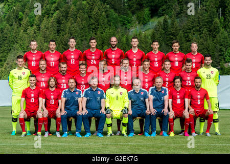 Tschechische Fußball-Team-Spieler posieren für die Fotografen während des Trainingslagers in Kranzach, vor der UEFA EURO 2016-Fußball-Europameisterschaft, moderiert von Frankreich. Vordere Reihe (L-R) David Lafata, Jaroslav Plasil, Assistent Zdenek Svoboda, Trainer Pavel Vrba, Torwart Petr Cech, Assistent Karel Krejci, Trainer Jan Stejskal, Tomas Rosicky, Tomas Sivok. In der mittleren Reihe (L-R) Tomas Vaclik, Daniel Kolar, Jiri Skalak, Vladimir Darida, Theodor Gebre Selassie, Michal Kadlec, Borek Dockal, Pavel Kaderabek, Lukas Marecek, Torwart Tomas Koubek. Zurück zu Rudern (L-R) Ladislav Krejci, Marek Suchy, Mailand Skoda, Patri Stockfoto